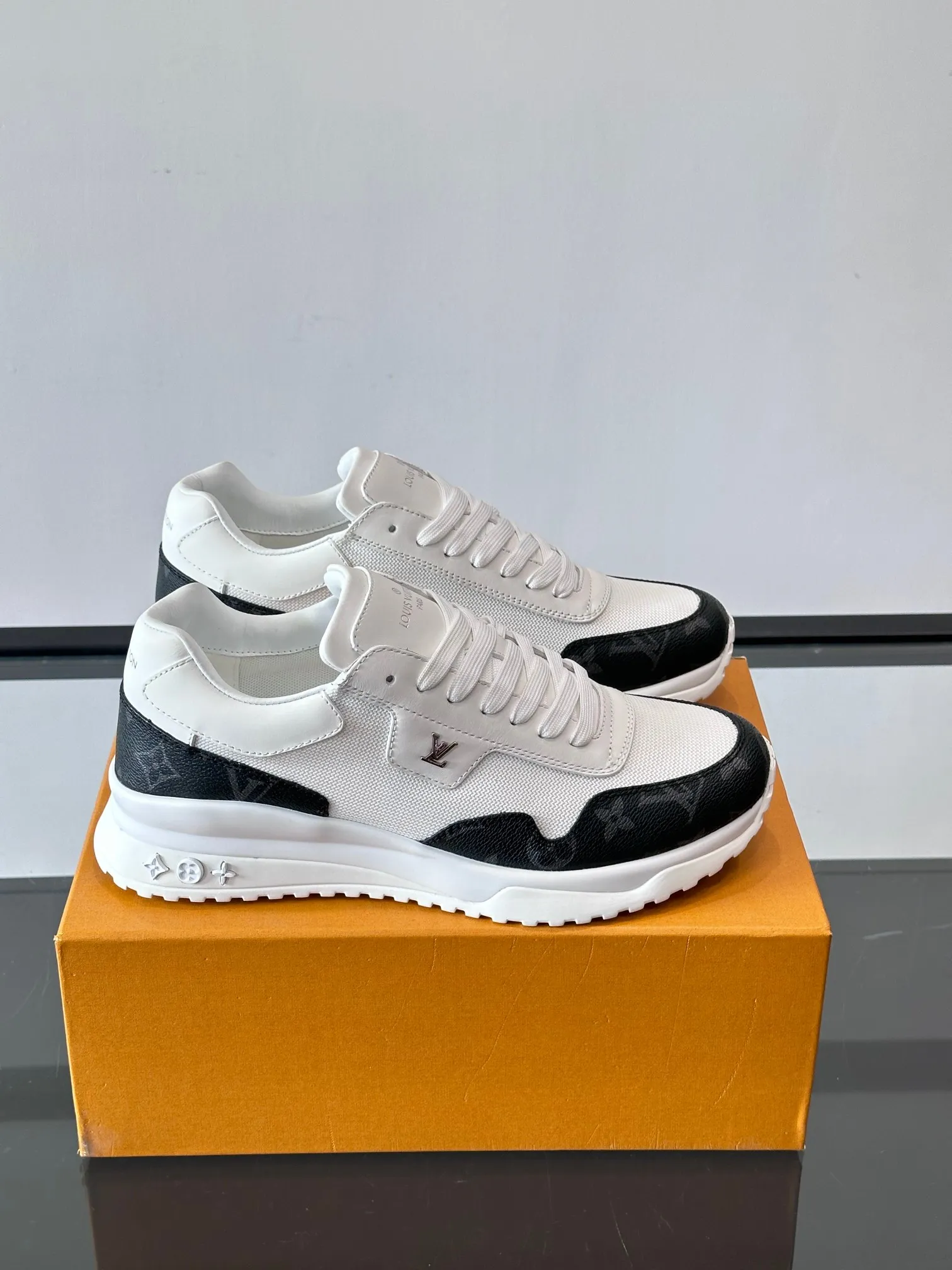 Men's Men's Shoes 💰500 [New Style] 🐡🐡LV🆕RUN AWAY sneakers, this Run Away sneaker is made of first-layer cowhide leather and breathable original material. The wedge-shaped rubber outsole continues the running shoe design, embellished with Monogram flowers, the L V letter is marked on the tongue, and the Louis Vuitton Paris logo is embellished on the back. Paired with brand logo cotton feet, the mesh lining and heel are spliced ​​and wrapped in cowhide, making the upper foot comfortable and breathable! size: 39-44 (38.45.46 customized)